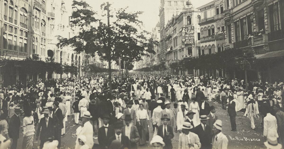 Archival photograph (about 1915) attributed to Augusto Malta, from the Instituto Moreira Salles collection, of a crowd filling Avenida Rio Branco in Rio de Janeiro during Carnival