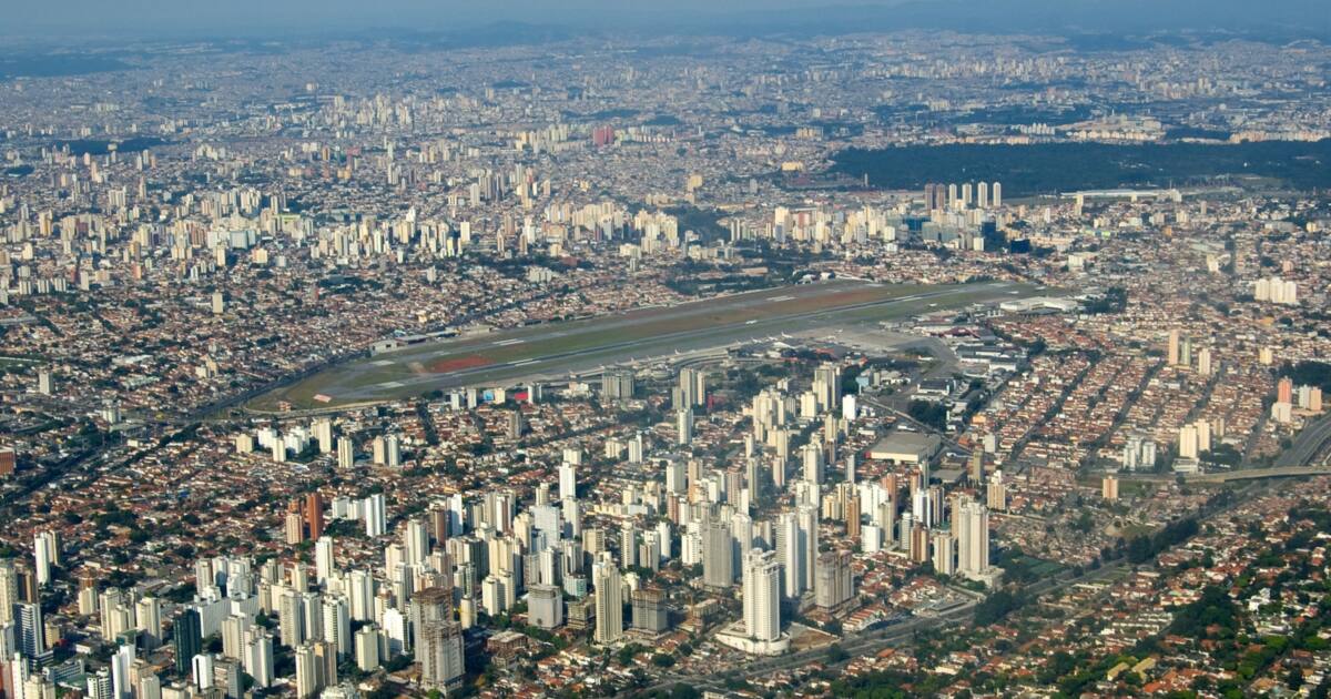 Aerial photo of Congonhas airport hemmed in by São Paulo's neighborhoods, taken in September 2009