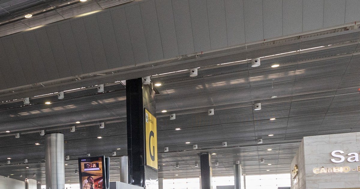 The ribbed ceiling of Terminal 3 at Guarulhos with the yellow pylon marking check-in island G