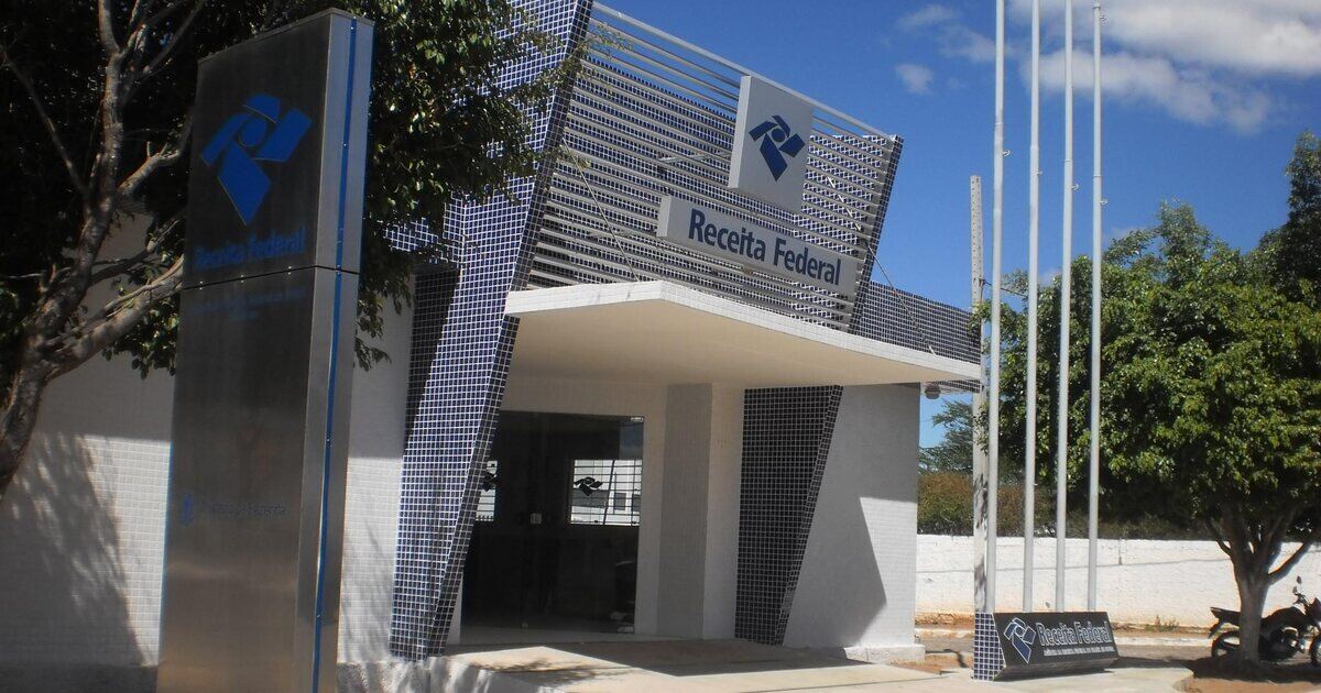 The entrance of a Receita Federal tax office in Sousa, Paraíba, with the agency sign above the doorway and a steel totem at the kerb