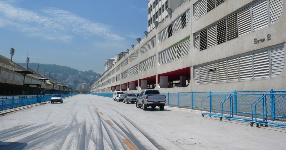 The Sambadrome avenue in Rio de Janeiro on a day without a parade in 2008, with vehicles parked along the blue barrier and a building marked Setor 2 on the right