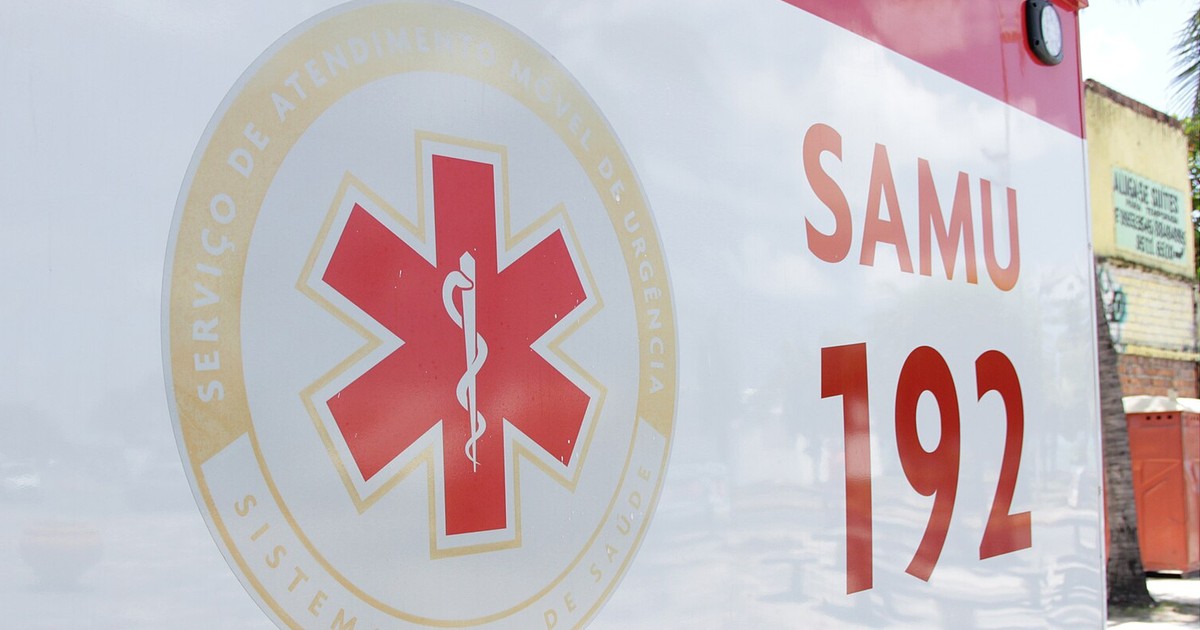 Close-up of a Brazilian SAMU ambulance door showing the red star-of-life emblem and the number 192 in large letters