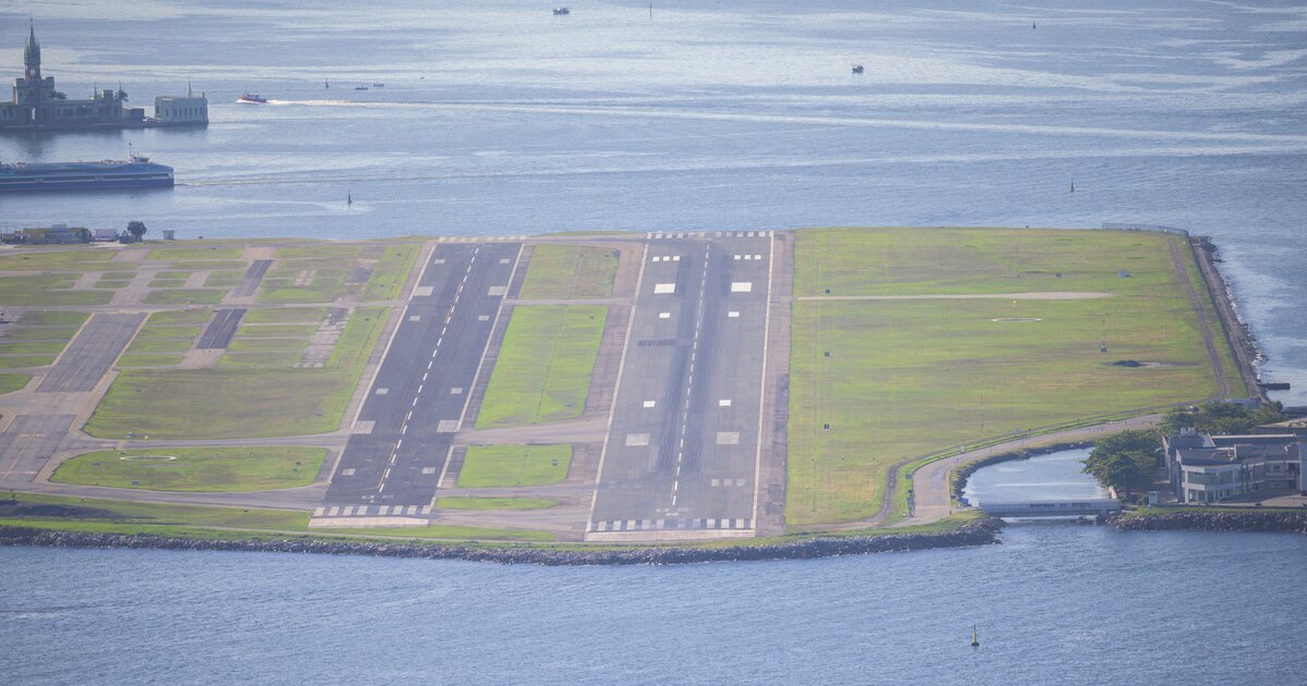 The two parallel runways of Santos Dumont airport, ending at the water's edge of Guanabara Bay, in June 2024