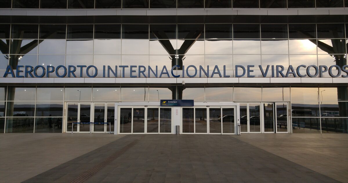 The departures entrance of Viracopos International Airport in Campinas in 2016, the airport's name in large letters across the glass facade